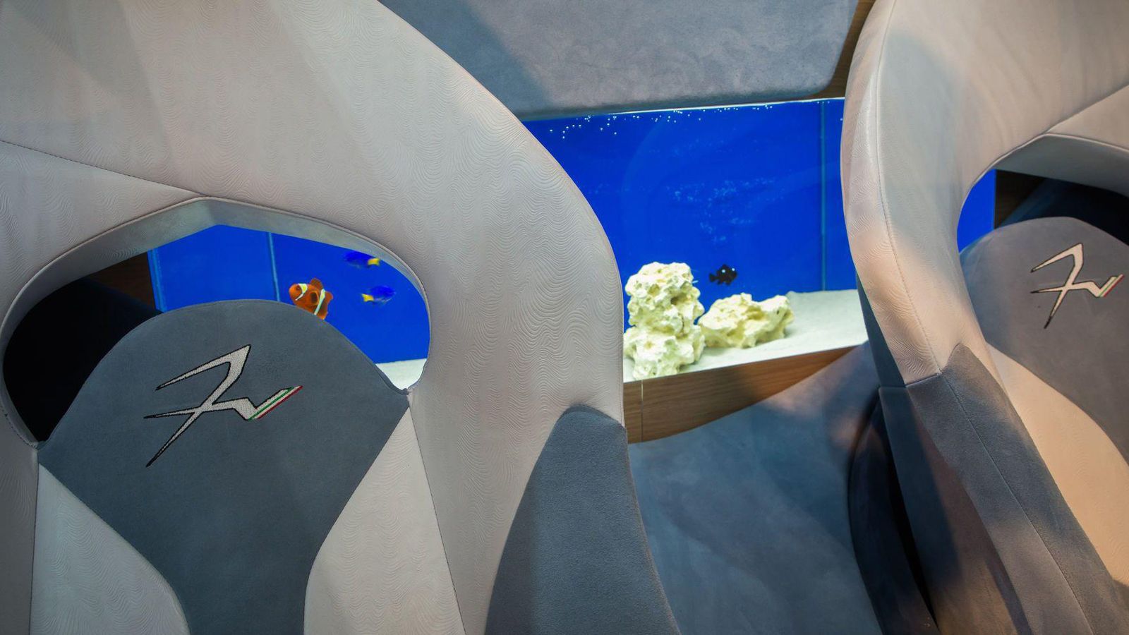 Τα ψάρια Nemo και Dory κολυμπούν στο ενυδρείο τους, στον πάτο του οποίου υπάρχει ένα μικρό μπουκάλι με τα ονόματα όσων συμμετείχαν στο πρότζεκτ.